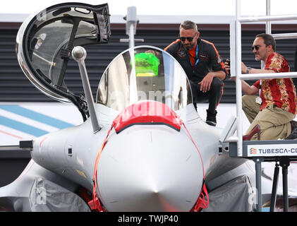 Paris, den 20. Juni. 23. Juni 2019. Ein Pilot (L) stellt ein Flugzeug zu einem Besucher auf der 53. Internationalen Paris Air Show in Le Bourget Airport in der Nähe von Paris, Frankreich, 20. Juni 2019 statt. Die International Paris Air Show trat weg hier am Montag und dauern bis Juni 23., 2019. Credit: Gao Jing/Xinhua/Alamy leben Nachrichten Stockfoto