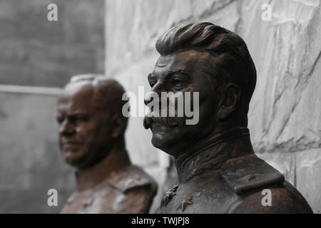 Die Büste Stalins und des sowjetischen Generals der Roten Armee Georgi Konstantinowitsch Schukow, ausgestellt im Museum des Großen Vaterländischen Krieges in der Stadt Minsk, der Hauptstadt von Belarus Stockfoto