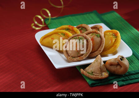 Gujiyas in einer Platte angeordnet Stockfoto