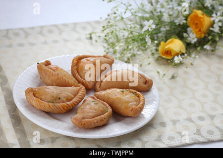 Gujiyas in einer Platte angeordnet Stockfoto