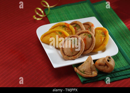 Gujiyas in einer Platte angeordnet Stockfoto