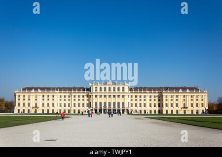 Wien, am 31. Oktober 2015: Herbst Blick auf Schloss Schönbrunn aus dem Garten Stockfoto