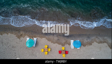 Antenne top Aussicht auf den Strand. Sonnenschirme, Sand und Meer. Stockfoto