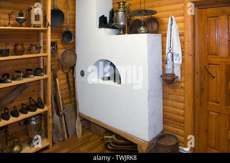 Russland, LYUBYTINO - August 17, 2018: das Innere des bäuerlichen Küche in einem Holzhaus Stockfoto