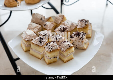 Layer Cake backen Creme mit Schokolade auf weiße Platte in Frühstück Stockfoto