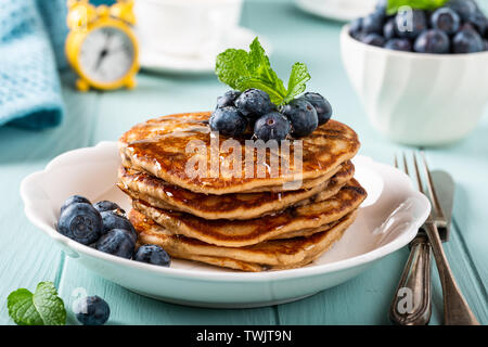 Leckere Pfannkuchen mit Schokolade Tropfen Stockfoto