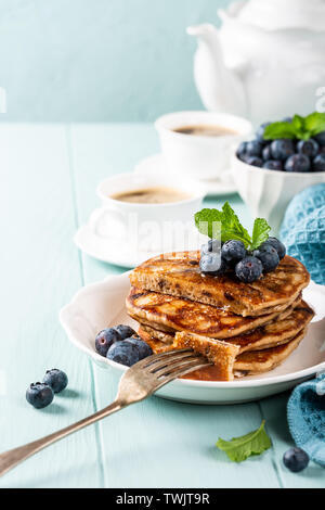 Leckere Pfannkuchen mit Schokolade Tropfen Stockfoto