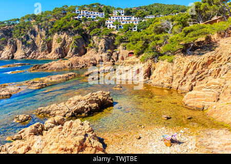 Schöne felsige Küste und Strand in der Nähe von Cala Aigua, Costa Brava, Spanien Stockfoto