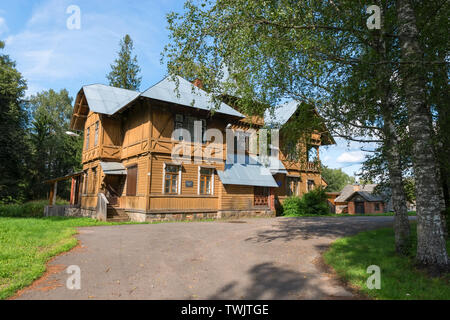 Wohnhaus (1897) des 'Weißen' I.L. Goremykina. Siedlung städtischen Typs Lyubytinsky Lyubytino, Bezirk, Novgorod, Russland Stockfoto