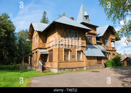 Wohnhaus (1897) des 'Weißen' I.L. Goremykina. Siedlung städtischen Typs Lyubytinsky Lyubytino, Bezirk, Novgorod, Russland Stockfoto