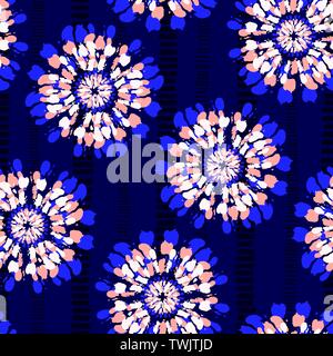 Boho Koralle Tie-Dye Shibori gespiegelt Sunburst Blumen auf Indigo Gestreift strukturierten Hintergrund Vektor nahtlose Muster. Perfekt für den Frühling/Sommer Textilien Stock Vektor