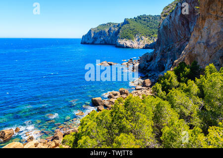 Seacoast mit hohen Klippen in der Nähe von Sa Tuna Dorf, Costa Brava, Spanien Stockfoto