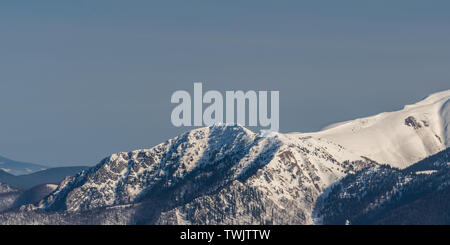 Rocky Suchy und Klačianska Magura Hügel von Velka luka Hill in der Mala Fatra Gebirge in der Slowakei während der tollen Wintertag mit klaren Himmel Stockfoto