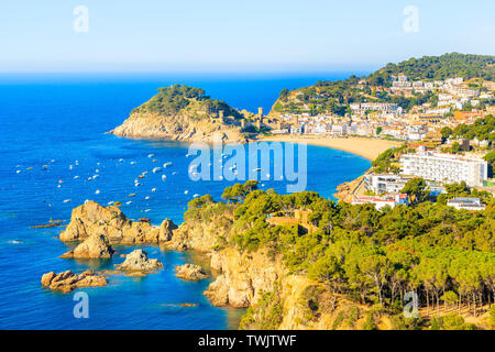 Anzeigen von Tossa de Mar die Stadt und das Meer von hohen Felsen, Costa Brava, Spanien Stockfoto