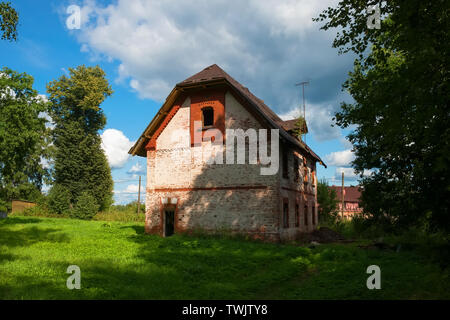 Einstürzende zwei-stöckige Haus im Park im Sommer Stockfoto