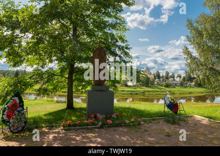 Russland, LYUBYTINO - August 17, 2018: Ein Denkmal für die Soldier-Liberator und das Massengrab von Soldaten während des Großen Vaterländischen Krieges von 1941 getötet worden - Stockfoto