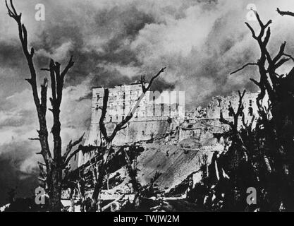 Italien, Latium, Montecassino, die Abtei durch Bombenangriffe während der Schlacht von Cassino von 1944 zerstört Stockfoto