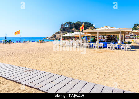 TOSSA DE MAR, SPANIEN - Jun 3, 2019: Restaurant am Sandstrand in Tossa de Mar, Costa Brava, Spanien. Stockfoto