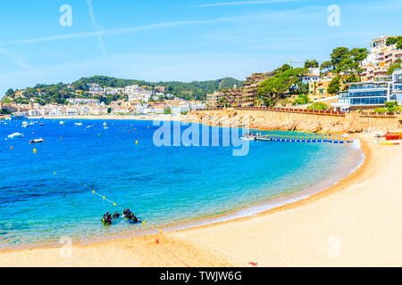 TOSSA DE MAR, SPANIEN - Jun 3, 2019: Taucher im Wasser am Strand in Tossa de Mar, Costa Brava, Spanien. Stockfoto