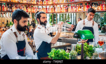 Paris, Frankreich - 15 April, 2019: Drei barmen Vorbereitung Cocktails in La Felicita Bar Stockfoto