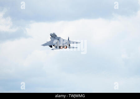 Eine F-15E Strike Eagle der 492Nd Fighter Squadron zugewiesen ist, weg von der Royal Air Force Lakenheath, England, die in der Übung Baltic Operations Juni 20, 2019 zu beteiligen. Die Übung wird im maritimen, Boden und Luft Kräfte, um die kombinierten Fähigkeiten erforderlich für die sofortige Reaktion auf Krisen und die regionale Stabilität zu stärken. (U. S. Air Force Foto von Airman 1st Class Madeline Herzog) Stockfoto