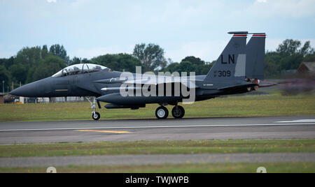 Eine F-15E Strike Eagle der 494th Fighter Squadron zugewiesen ist, weg von der Royal Air Force Lakenheath, England, die in der Übung Baltic Operations Juni 20, 2019 zu beteiligen. BALTOPS 2019 ist eine jährliche, gemeinsame und multinationale Maritime - fokussierte Wahrnehmung, dass bietet eine einzigartige Gelegenheit, die Ausbildung zu fördern und kooperative Beziehungen, die für die Gewährleistung der Sicherheit der Seewege und der Sicherheit auf dem Miteinander der Ozeane von entscheidender Bedeutung sind. (U. S. Air Force Foto von Airman 1st Class Madeline Herzog) Stockfoto