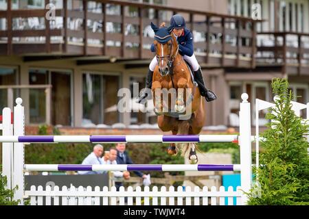 Hickstead, West Sussex, UK. Juni, 2019 20. Sieger. Holly Smith reiten Fruselli. GBR. Der Stein Juweliere Vase. CSI 4*. 1,454 m Al Shira'aa Hickstead Derby treffen. Hickstead. West Sussex. Vereinigtes Königreich. GBR. 20.06.2019. Credit: Sport in Bildern/Alamy leben Nachrichten Stockfoto