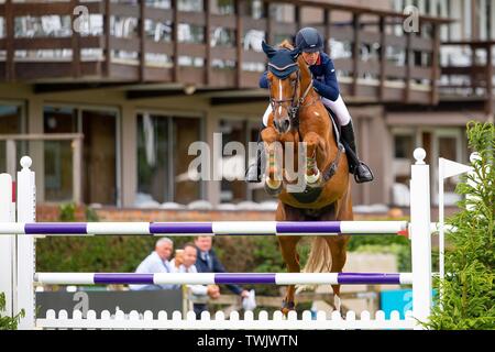 Hickstead, West Sussex, UK. Juni, 2019 20. Sieger. Holly Smith reiten Fruselli. GBR. Der Stein Juweliere Vase. CSI 4*. 1,454 m Al Shira'aa Hickstead Derby treffen. Hickstead. West Sussex. Vereinigtes Königreich. GBR. 20.06.2019. Credit: Sport in Bildern/Alamy leben Nachrichten Stockfoto