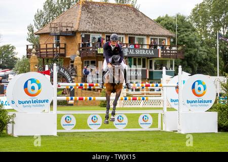 Hickstead, West Sussex, UK. Juni, 2019 20. 2. Platz. William Fletcher reiten Persimmon. GBR. Die bunn Freizeitaktivitäten Trophäe. Die Al Shira'aa Hickstead Derby treffen. Hickstead. West Sussex. Vereinigtes Königreich. GBR. 20.06.2019. Credit: Sport in Bildern/Alamy leben Nachrichten Stockfoto