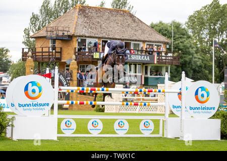 Hickstead, West Sussex, UK. Juni, 2019 20. Sieger. Julie Brunnen reiten Ambra. USA. Die bunn Freizeitaktivitäten Trophäe. Die Al Shira'aa Hickstead Derby treffen. Hickstead. West Sussex. Vereinigtes Königreich. GBR. 20.06.2019. Credit: Sport in Bildern/Alamy leben Nachrichten Stockfoto