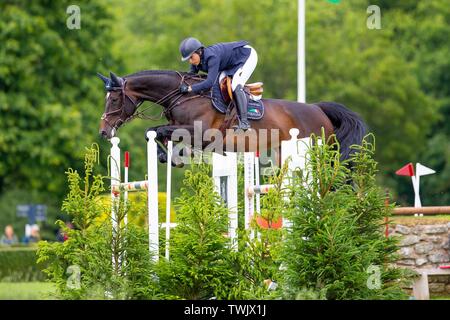 Hickstead, West Sussex, UK. Juni, 2019 20. Sieger. Julie Brunnen reiten Ambra. USA. Die bunn Freizeitaktivitäten Trophäe. Die Al Shira'aa Hickstead Derby treffen. Hickstead. West Sussex. Vereinigtes Königreich. GBR. 20.06.2019. Credit: Sport in Bildern/Alamy leben Nachrichten Stockfoto