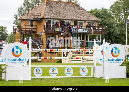 Hickstead, West Sussex, UK. Juni, 2019 20. 2. Platz. William Fletcher reiten Persimmon. GBR. Die bunn Freizeitaktivitäten Trophäe. Die Al Shira'aa Hickstead Derby treffen. Hickstead. West Sussex. Vereinigtes Königreich. GBR. 20.06.2019. Credit: Sport in Bildern/Alamy leben Nachrichten Stockfoto