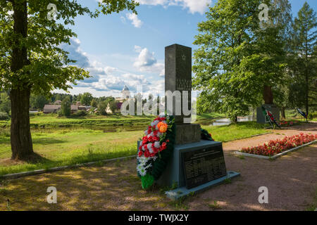 Russland, LYUBYTINO - 17. AUGUST 2018: Das gemeinsame Grab von Soldaten, starb während des Großen Vaterländischen Krieges von 1941-1945 Der Komplex befindet sich auf der s Stockfoto