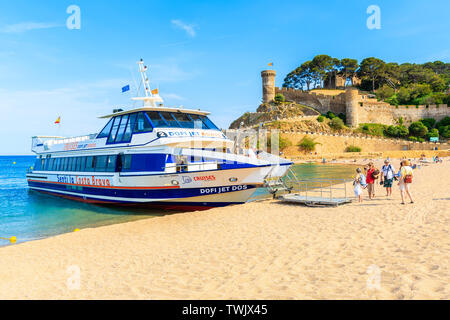 TOSSA DE MAR, SPANIEN - Jun 3, 2019: Passagiere mit touristischen Schiff zu Golden Sand Beach Ankunft in Tossa de Mar, Costa Brava, Spanien. Stockfoto