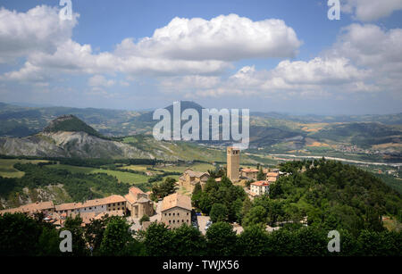 Luftaufnahme von San Leo Dorf. Berühmte Stadt der Kunst, Nabe der historischen Region Montefeltro, in der Emilia Romagna, Italien Stockfoto