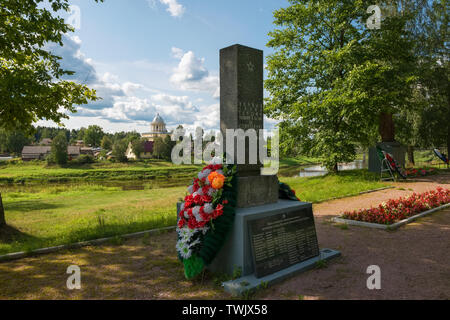 Russland, LYUBYTINO - 17. AUGUST 2018: Das gemeinsame Grab von Soldaten, starb während des Großen Vaterländischen Krieges von 1941-1945 Der Komplex befindet sich auf der s Stockfoto