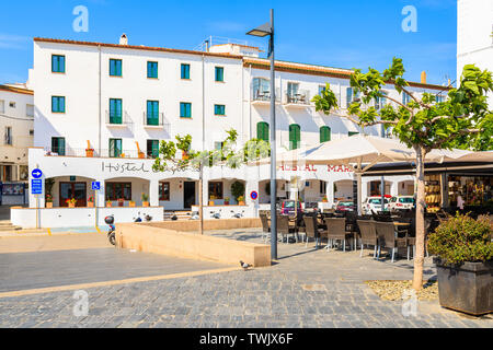 CADAQUES DORF, SPANIEN - Jul 4, 2019: Restaurants im historischen Zentrum von Cadaqués, Costa Brava, Spanien. Stockfoto