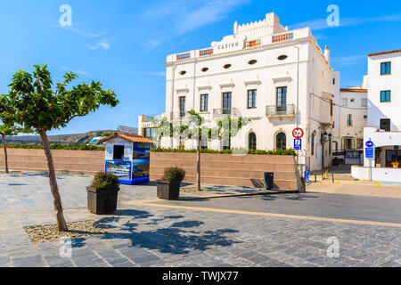 CADAQUES DORF, SPANIEN - Jul 4, 2019: Historische Gebäude des Casino im Zentrum von Cadaqués, Costa Brava, Spanien. Stockfoto