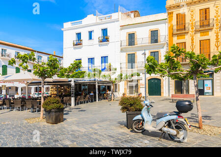 CADAQUES DORF, SPANIEN - Jul 4, 2019: Parkplatz Scooter auf im historischen Zentrum von Cadaqués, Costa Brava, Spanien. Stockfoto