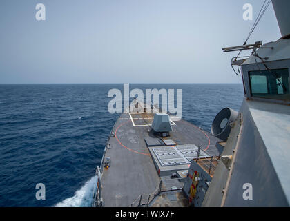 190620-N-SS 350-0033 Golf von Oman (20. Juni 2019) Der Arleigh-burke-Klasse geführte Anti-raketen-Zerstörer USS Bainbridge (DDG96) dampft durch den Golf von Oman. Bainbridge ist in die USA 5 Flotte Bereich der Maßnahme zur Unterstützung der Marine im Einsatz für die Stabilität und Sicherheit in der Region zu gewährleisten und verbindet das Mittelmeer und den Pazifischen Raum durch den Westlichen Indischen Ozean und drei strategischen Punkten ersticken. (U.S. Marine Foto von Mass Communication Specialist 3. Klasse Jason Waite/Freigegeben) Stockfoto