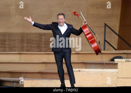 Chicago, USA. Juni, 2019 20. Renommierte Cellist Yo-Yo Ma Stufen eine Leistung während seiner freien öffentlichen Konzert im Jay Pritzker Pavilion in Millennium Park in Chicago, USA, 20. Juni 2019. Credit: Wang Ping/Xinhua/Alamy leben Nachrichten Stockfoto