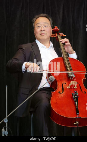 Chicago, USA. Juni, 2019 20. Renommierte Cellist Yo-Yo Ma Stufen eine Leistung während seiner freien öffentlichen Konzert im Jay Pritzker Pavilion in Millennium Park in Chicago, USA, 20. Juni 2019. Credit: Wang Ping/Xinhua/Alamy leben Nachrichten Stockfoto