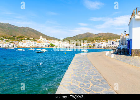 Küstenpromenade in Cadaqués, Costa Brava, Spanien Stockfoto