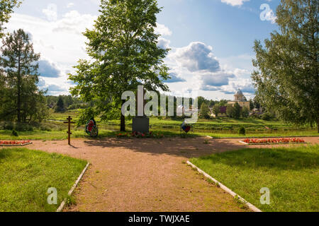 Russland, LYUBYTINO - August 17, 2018: Ein Denkmal für die Soldier-Liberator und das Massengrab von Soldaten während des Großen Vaterländischen Krieges von 1941 getötet worden - Stockfoto