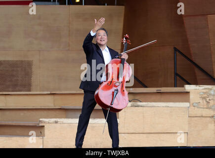 Chicago, USA. Juni, 2019 20. Renommierte Cellist Yo-Yo Ma Stufen eine Leistung während seiner freien öffentlichen Konzert im Jay Pritzker Pavilion in Millennium Park in Chicago, USA, 20. Juni 2019. Credit: Wang Ping/Xinhua/Alamy leben Nachrichten Stockfoto