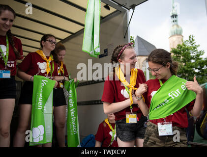 Dortmund, Deutschland. Juni, 2019 19. Mädchen der zehnten und elften Klasse aus Menden Hilfe bei der 37. Deutschen Evangelischen Kirchentag in der Schüssel Dispenser und Witz während ihrer Pause. Quelle: Bernd Thissen/dpa/Alamy leben Nachrichten Stockfoto