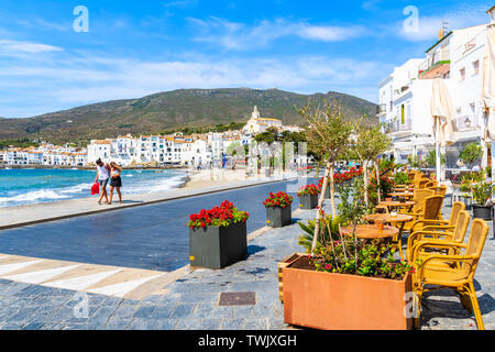 Nicht identifizierte junge Paar entlang Strand in Cadaques, weißen Dorf, Costa Brava, Spanien Stockfoto