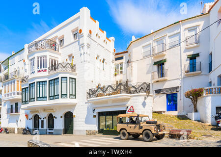 CADAQUES DORF, SPANIEN - Jul 4, 2019: Alte Jeep Parkplätze an der Uferpromenade in Cadaqués, Costa Brava, Spanien. Stockfoto