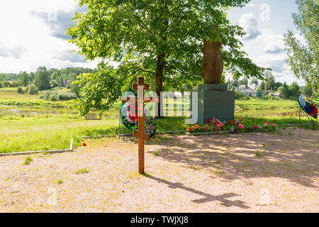 Russland, LYUBYTINO - August 17, 2018: Ein Denkmal für die Soldier-Liberator und das Massengrab von Soldaten während des Großen Vaterländischen Krieges von 1941 getötet worden - Stockfoto