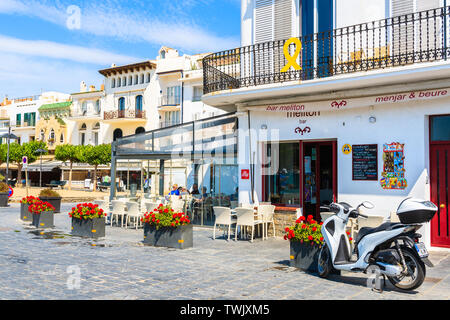 CADAQUES DORF, SPANIEN - Jul 4, 2019: Roller Parkplätze an der Strandpromenade mit Restaurants in Cadaqués, Costa Brava, Spanien. Stockfoto